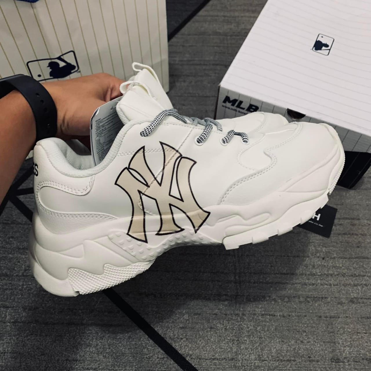1 SỈ giày MLB Trắng NY chữ vàng  Nguồn sỉ giày sneaker tphcm